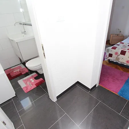 Apartment Mediterranes Nur 10 Gehminuten Zum Mit Grossem Garten