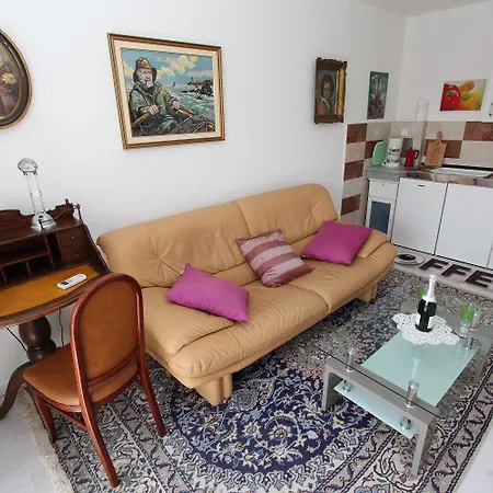 Mediterranes Nur 10 Gehminuten Zum Mit Grossem Garten Apartment Rovinj