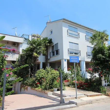Mediterranes Nur 10 Gehminuten Zum Mit Grossem Garten Rovinj