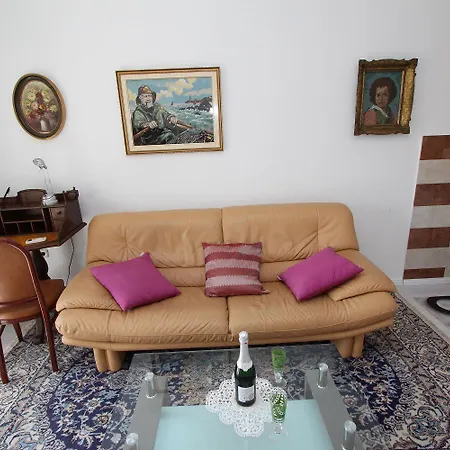 Apartment Mediterranes Nur 10 Gehminuten Zum Mit Grossem Garten *