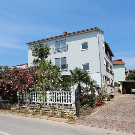 Mediterranes Nur 10 Gehminuten Zum Mit Grossem Garten Apartment Rovinj